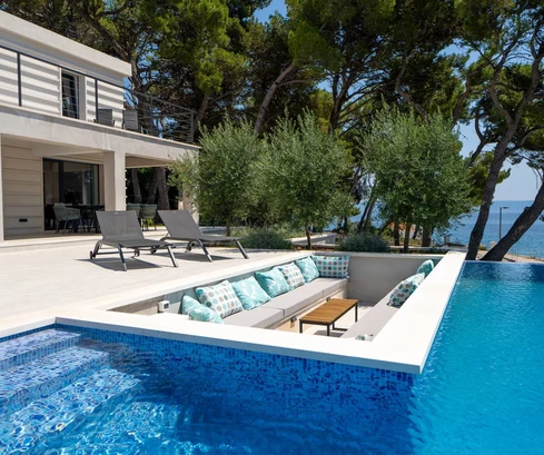 Villa moderne à vendre directement sur le front de mer de Brač en Croatie