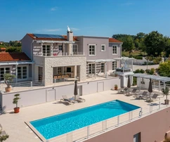 Isztria, Svetvinčenat: Elegáns villa medencével és kerttel