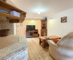 VÉRITABLE VILLA EN PIERRE AVEC PISCINE ET TERRAIN CONSTRUCTIBLE, DANS UN ENDROIT CALME !