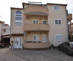 Vodice: Einfamilienhaus mit 5 Apartments - Hervorragende Investitionsmöglichkeit für den Tourismus!