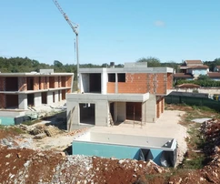 Moderná luxusná vila na predaj obklopená zeleňou v Chorvátsku