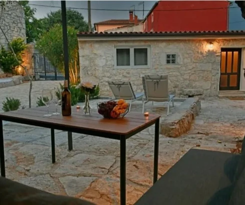 Istria, Poreč: Zrekonštruovaný kamenný dom s hosťovským domom