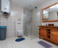 Autentikus kőből épült villa medencével eladó Tribaljban Horvátországban