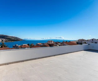 Ciovo, Okrug Gornji, třípokojový penthouse s prostornými terasami a výhledem na moře, 88,57 m²
