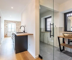 Luxuslakás eladó Šibenikben közvetlenül a tengerparton Horvátországban