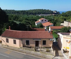 Casa indipendente con due appartamenti in vendita a Pola in Croazia