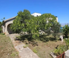 Casa a un piano vicino al mare con un grande giardino