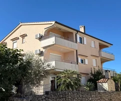 APPARTEMENT MEUBLÉ AVEC PISCINE ET JARDIN, DANS UN ENDROIT CALME !
