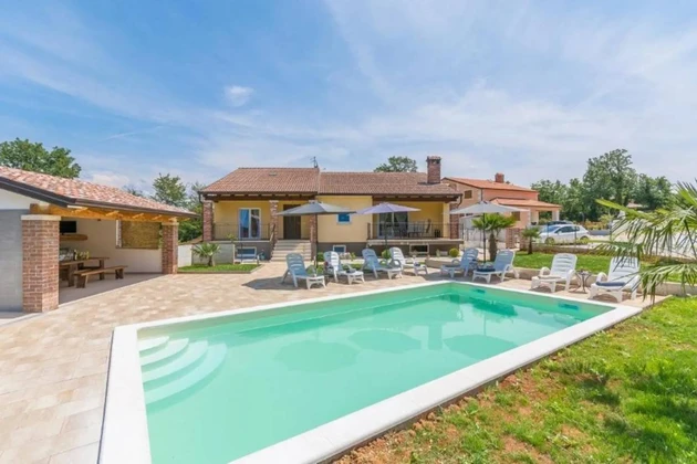 Maison de plain-pied avec piscine à vendre à Višnjan en Croatie