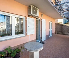 Dvougenerační dům na prodej ve Splitu, čtvrť Kila, se třemi byty v Chorvatsku