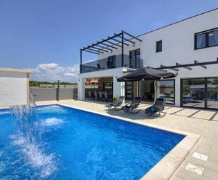 Moderní dům s bazénem na prodej v Marčaně v Chorvatsku