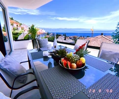 EXKLUZÍV APARTMAN PANORÁMÁS TENGERRE NÉZŐ KILÁTÁSSAL, 150 M-RE A PARTTÓL!