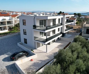 Luxuriöse Zweizimmerwohnung S1 mit großem Garten in Tribunj – 250 m vom Meer entfernt