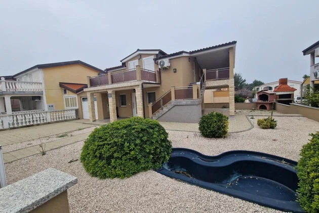 Vir, posizione top - casa con 4 camere da letto, garage e ampio cortile, a soli 230 m dal mare