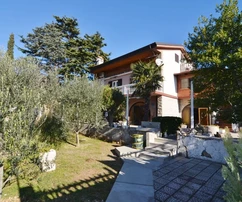 VILLA INDIPENDENTE CON AMPIO GIARDINO E GARAGE!
