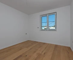 Insel Krk, Vrbnik, Wohnung in einem Neubau mit Garten, Pool und Meerblick