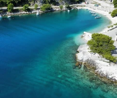 Maison en bord de mer avec appartements à vendre au premier rang de la mer à Selca en Croatie