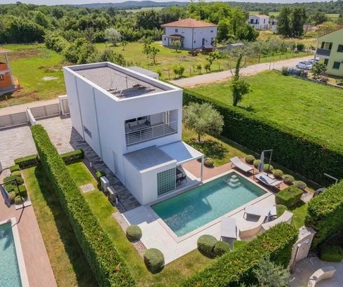 Ekskluzywny dom położony w spokojnej części Funtany na sprzedaż w Chorwacji