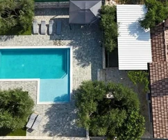 Vodice – Dům s bazénem a olivovým hájem ve vnitrozemí Vodice