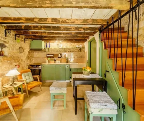 K. Sućurac, maison mitoyenne de 50 m2 au centre-ville, à 50 m de la mer