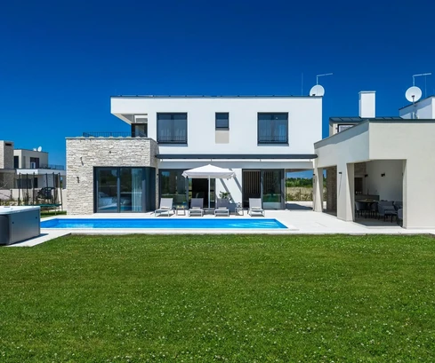 Elegantní vila s bazénem na prodej v Brtonigli v Chorvatsku