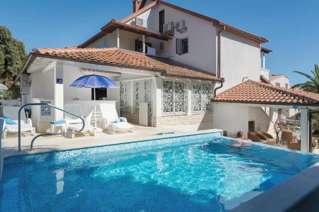 Detached house with a pool for sale in Medulin in Croatia