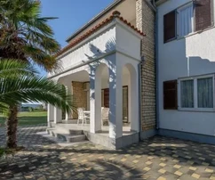 Dom apartamentowy z pięknym i dużym ogrodem 80 metrów od morza