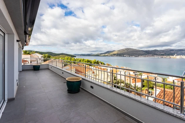 Panorámás kilátással rendelkező villa eladó Okrugban Horvátországban