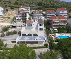 Seget, apartmanház 608 m2, kiváló elhelyezkedésben a tenger közelében, tengerre néző kilátással