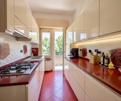 RENOVATED FOUR-BEDROOM APARTMENT IN THE HEART OF SAN LORENZO AL MARE
