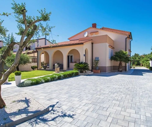 Casa in vendita con piscina e giardino paesaggistico a Medolino in Croazia