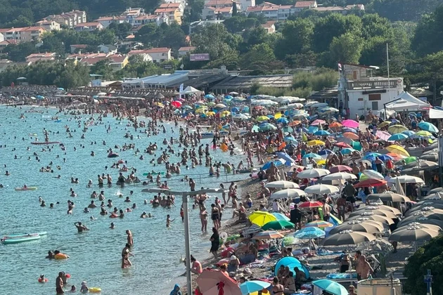 Plažni objekt na plaži, Baška, otok Krk