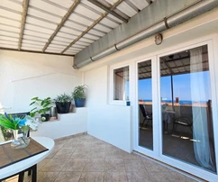 WOHNUNG IN DER NÄHE DES STADTZENTRUMS UND DES STRANDES MIT PANORAMABLICK AUF DAS MEER UND DIE STADT POREČ