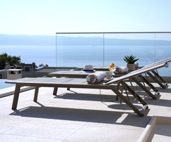 Lujosa villa dividida con vista al mar y piscina, 4 pisos