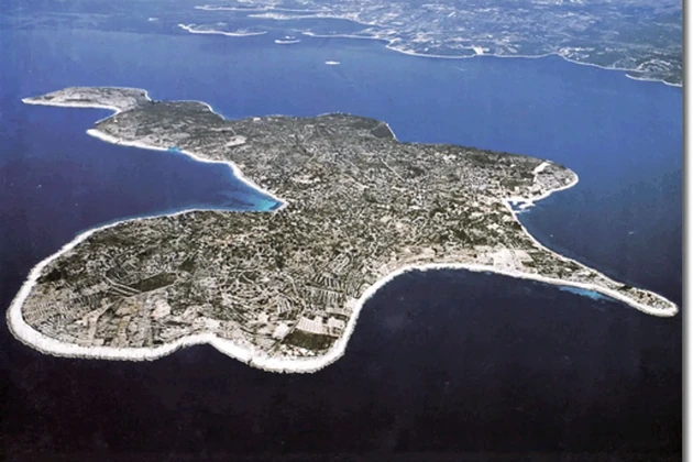 Trogir Umgebung, Drvenik Mali, landwirtschaftliches Grundstück, 180 m vom Meer entfernt