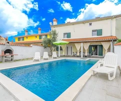 Istria, Pola, affascinante casa vacanze di 155 m² con piscina