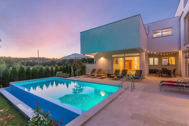 Rovinj, Isztria – Kortárs villa beltéri és kültéri medencékkel