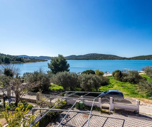 Apartamentowy dom położony w pierwszej linii brzegowej w Pirovac na sprzedaż w Chorwacji