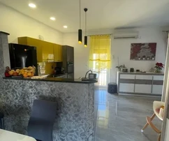 Kaštел-Нови, комфортабельная двухкомнатная квартира 89 м² на втором этаже в центре, парковка