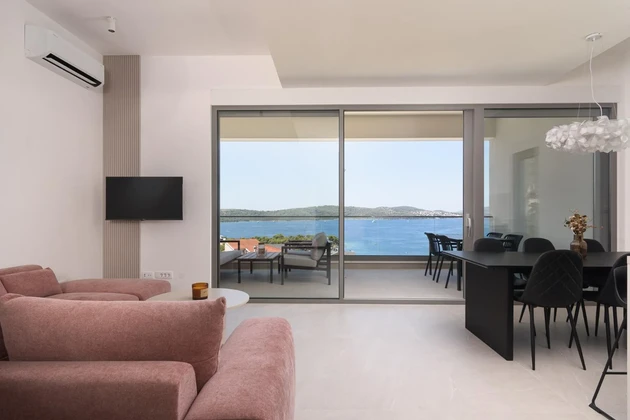 Trogir, Ciovo, luxusní penthouse se střešní terasou a bazénem
