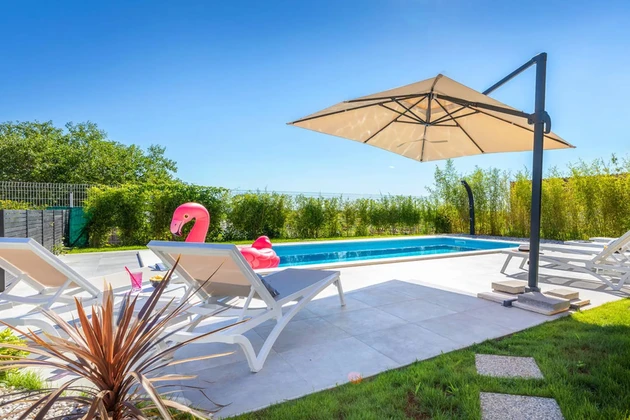 Villa en pierre avec piscine à vendre à Ližnjan en Croatie