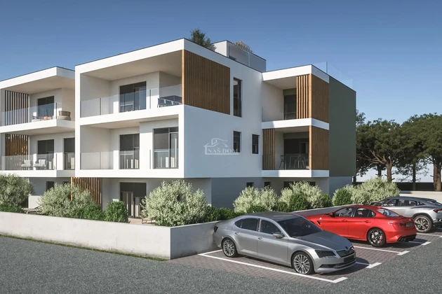 Vodice – A1-es apartman földszinten, udvarral, 800 m-re a strandtól