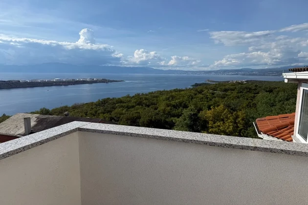 ¡APARTAMENTO DÚPLEX AMUEBLADO CON VISTA AL MAR, EN UNA ZONA TRANQUILA!