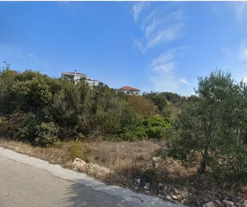 Marina, Vinišće, terreno edificabile di 677 m2, a 1,8 km dal mare e dalla spiaggia