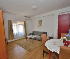 Vodice - Radový dvojposchodový dom s vedľajšou budovou