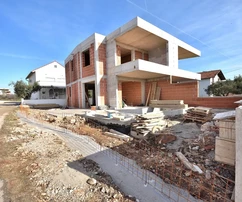 Vodice - **NOVOSTAVBA** S2 dvojdomek s bazénem, 700 m od moře