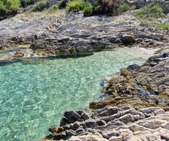 Drvenik Veli, terreno agrícola de 1300 m2, ¡PRIMERA LÍNEA DE MAR!