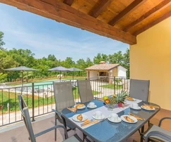 Maison de plain-pied avec piscine à vendre à Višnjan en Croatie