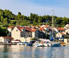 Prvic Luka, maison en pierre partiellement rénovée, première ligne face à la mer, 298 m²