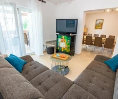 Krk-sziget, Malinska – ház medencével, tengerre néző kilátás, 150 m²